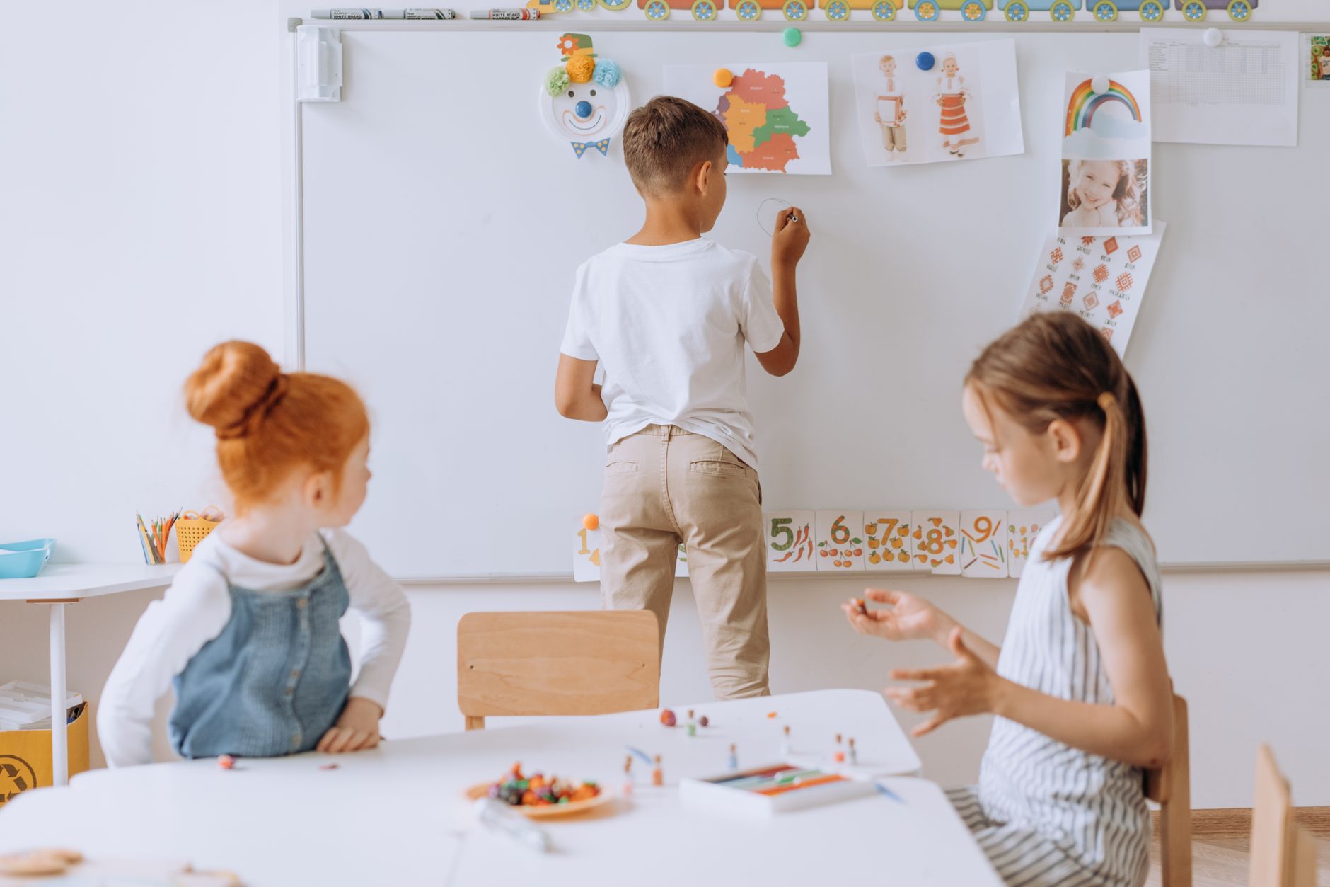 Feutre, chocolat, herbe : comment survivre aux taches de l&rsquo;année scolaire ?